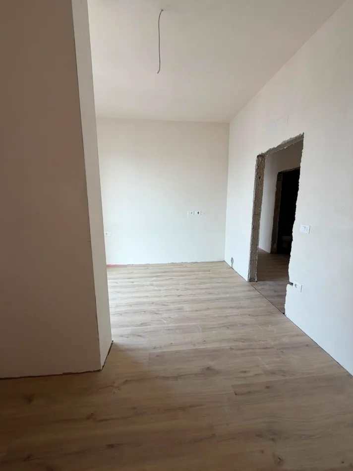 Tirane, shitet apartament 2+1+Ballkon Kati 9, 90 m² 167.000 € (Ish fusha e Aviacionit)