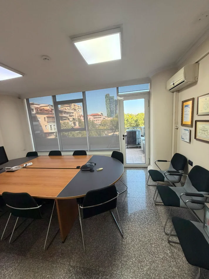 Tirane, jepet me qera dyqan , 300 m² 4.000 € (ish blloku)