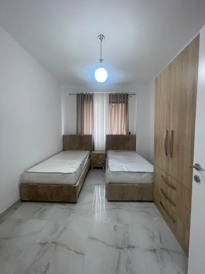 Tirane, jepet me qera apartament 2+1+Ballkon , (Rruga Dritan Hoxha, Kompleksi E-88)