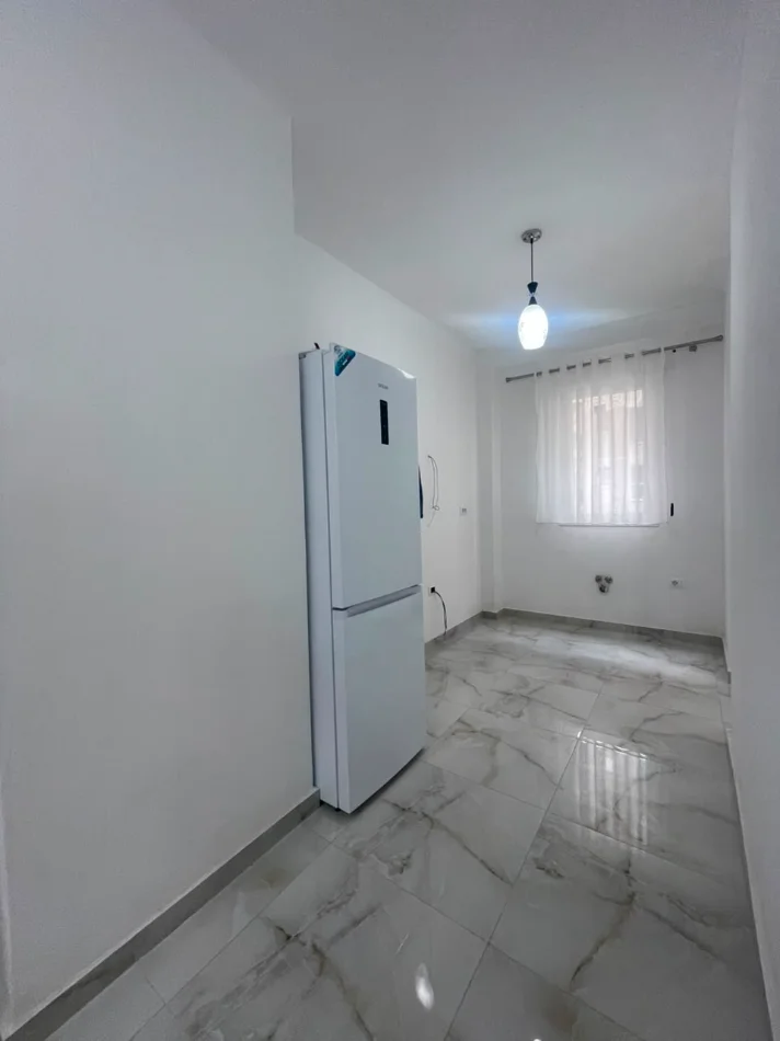 Tirane, jepet me qera apartament 2+1+Ballkon , (Rruga Dritan Hoxha, Kompleksi E-88)