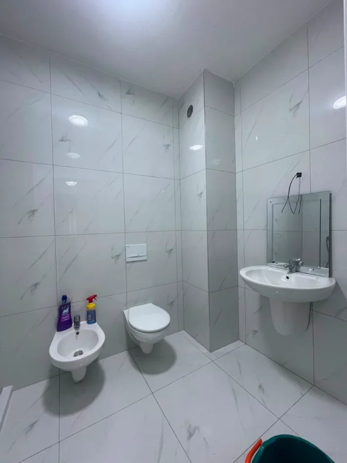 Tirane, jepet me qera apartament 2+1+Ballkon , (Rruga Dritan Hoxha, Kompleksi E-88)