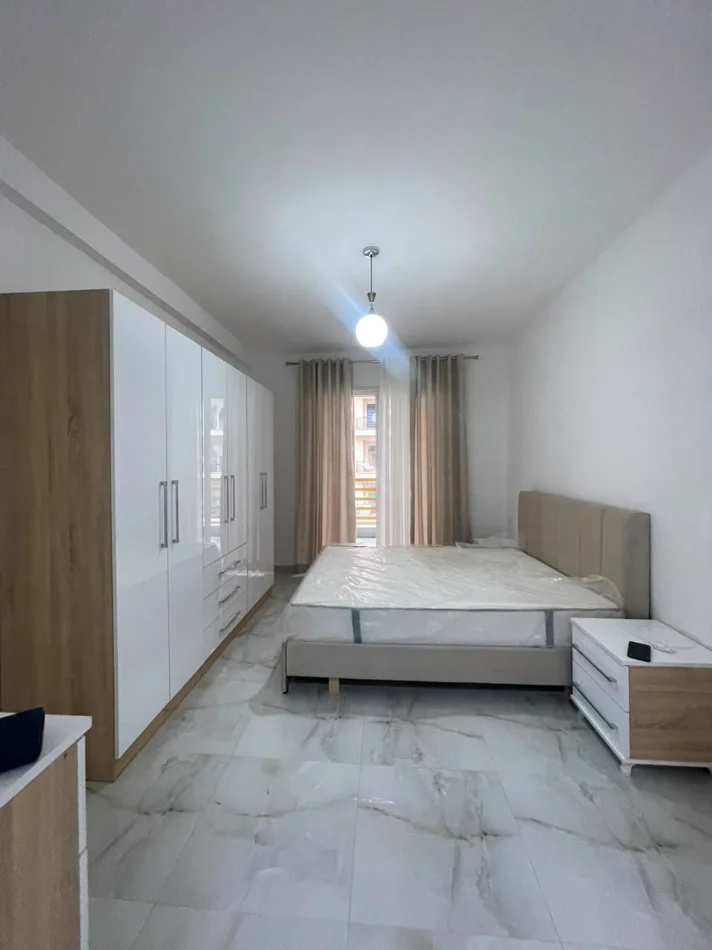 Tirane, jepet me qera apartament 2+1+Ballkon , (Rruga Dritan Hoxha, Kompleksi E-88)