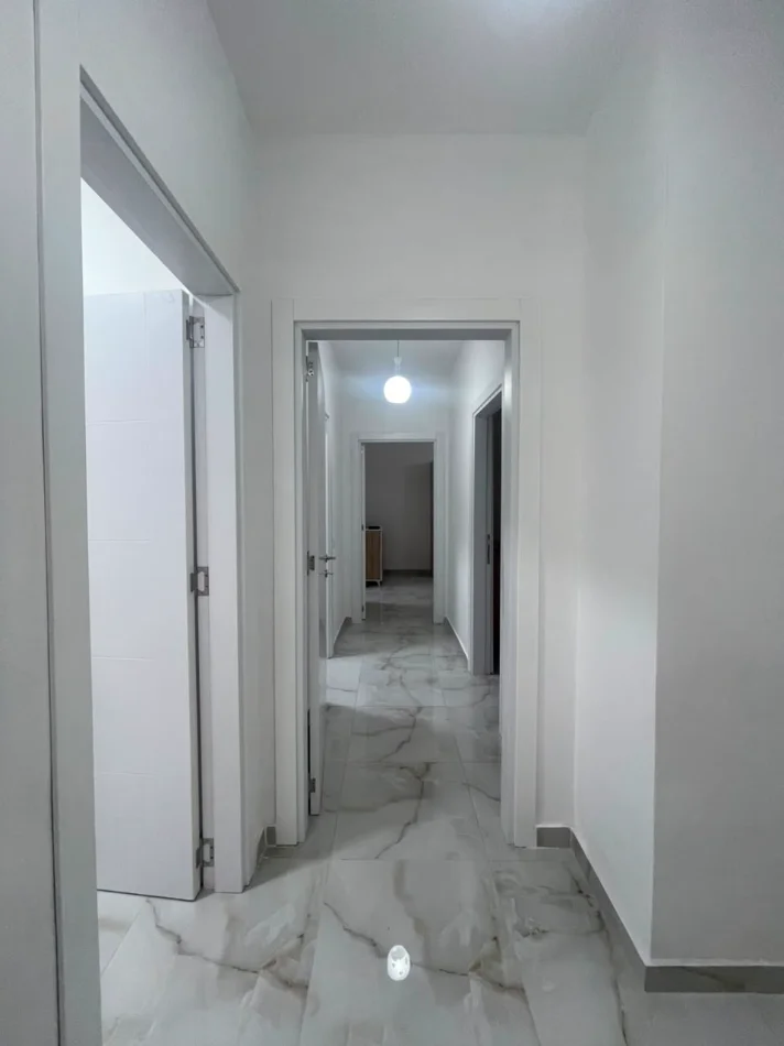 Tirane, jepet me qera apartament 2+1+Ballkon , (Rruga Dritan Hoxha, Kompleksi E-88)