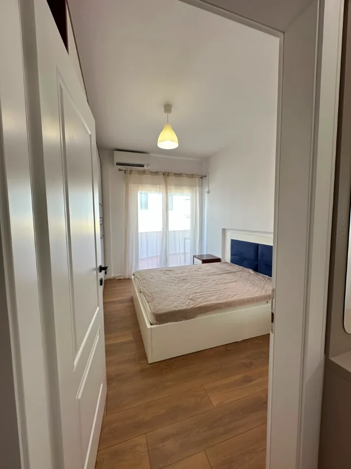 Tirane, jepet me qera apartament 2+1+Aneks+Ballkon Kati 5, 900 € (liqeni i thate , kopshti botanik)