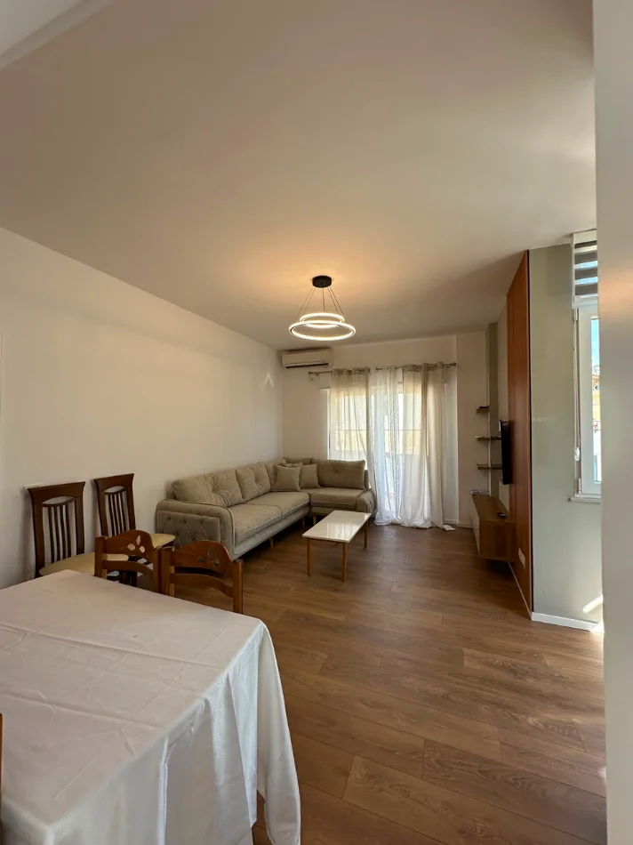 Tirane, jepet me qera apartament 2+1+Aneks+Ballkon Kati 5, 900 € (liqeni i thate , kopshti botanik)