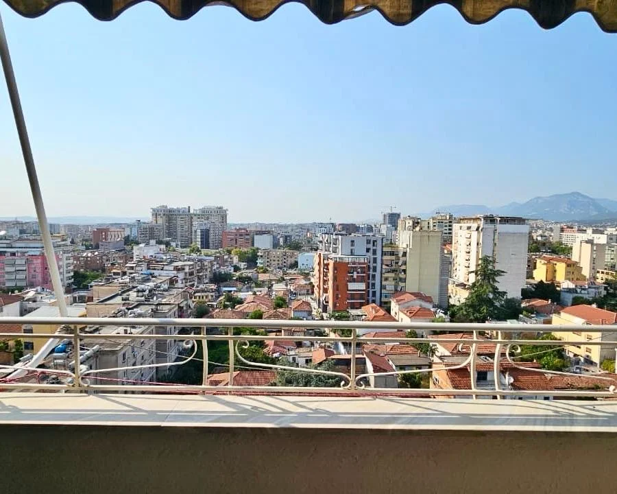 Tirane, jepet me qera apartament 2+1 , 90 m² 1.022 € (Rruga Fortuzi)