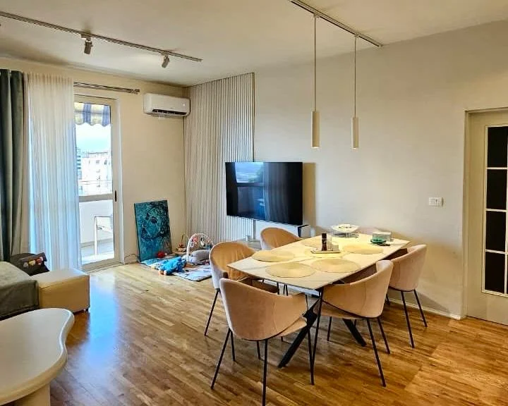 Tirane, jepet me qera apartament 2+1 , 90 m² 1.022 € (Rruga Fortuzi)