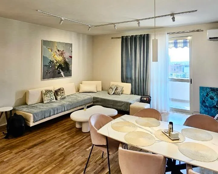 Tirane, jepet me qera apartament 2+1 , 90 m² 1.022 € (Rruga Fortuzi)