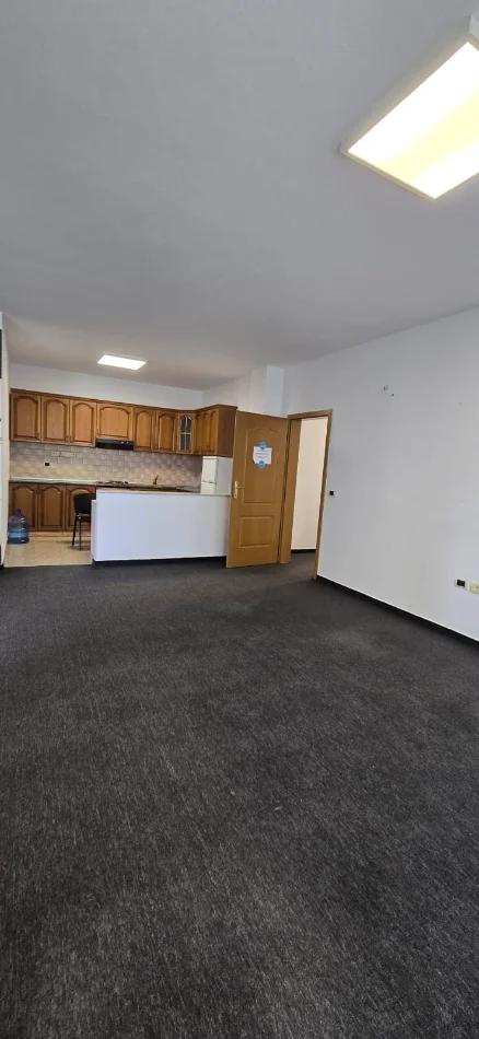 Tirane, jepet me qera ambjent biznesi , 132 m² 1.400 € (ish blloku)