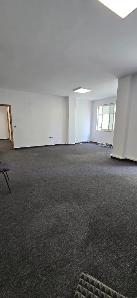 Tirane, jepet me qera ambjent biznesi , 132 m² 1.400 € (ish blloku)