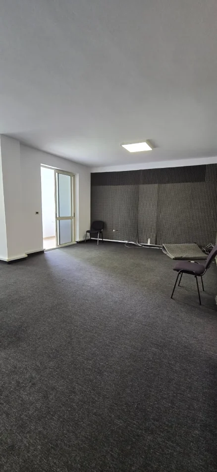Tirane, jepet me qera ambjent biznesi , 132 m² 1.400 € (ish blloku)