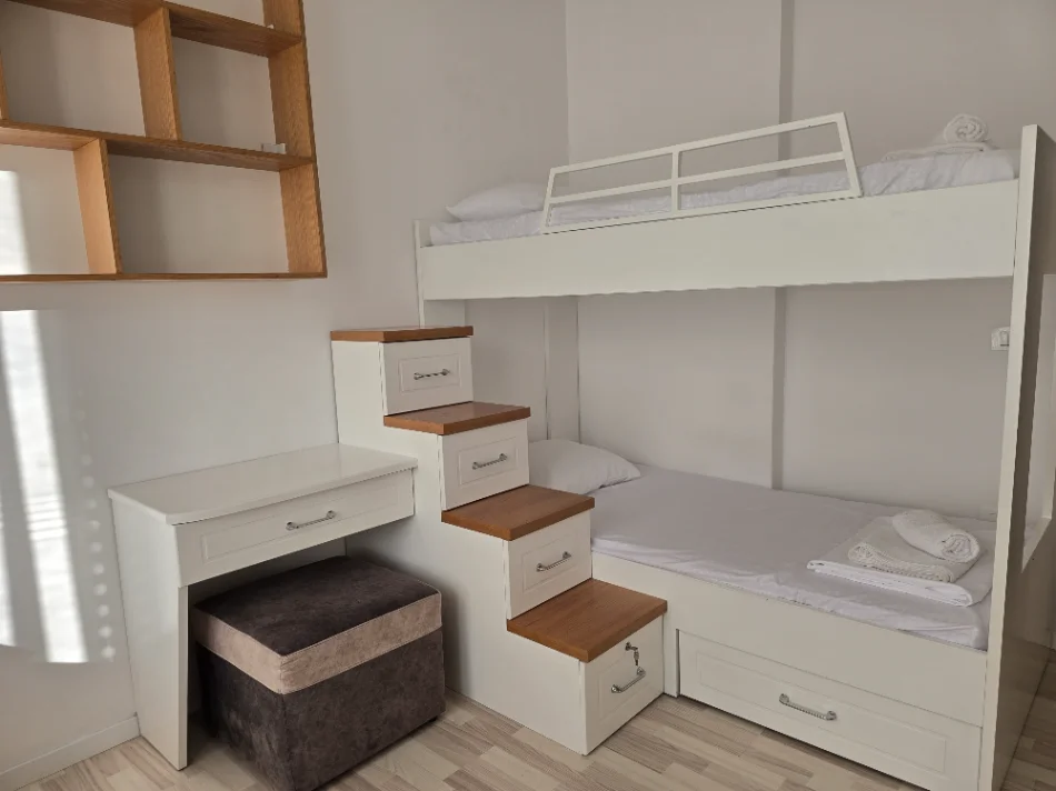Tirane, jepet me qera apartament 2+1+Aneks+Ballkon Kati 7, 1.200 € (Rruga e Kavajes)
