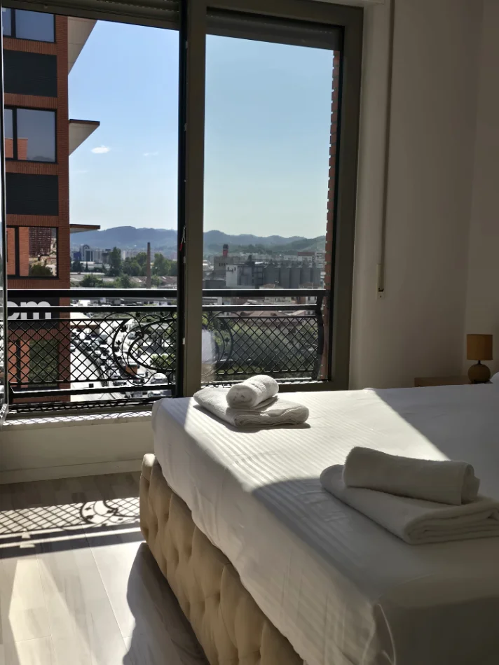 Tirane, jepet me qera apartament 2+1+Aneks+Ballkon Kati 7, 1.200 € (kompleksi deliorgji)