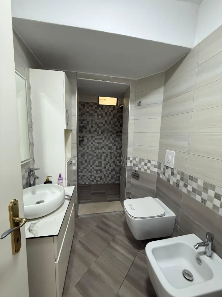 Tirane, jepet me qera apartament 2+1+Ballkon Kati 2, 100 m², Mine Peza, 🏷️ Çmimi: 85.000 Leke/Muaj