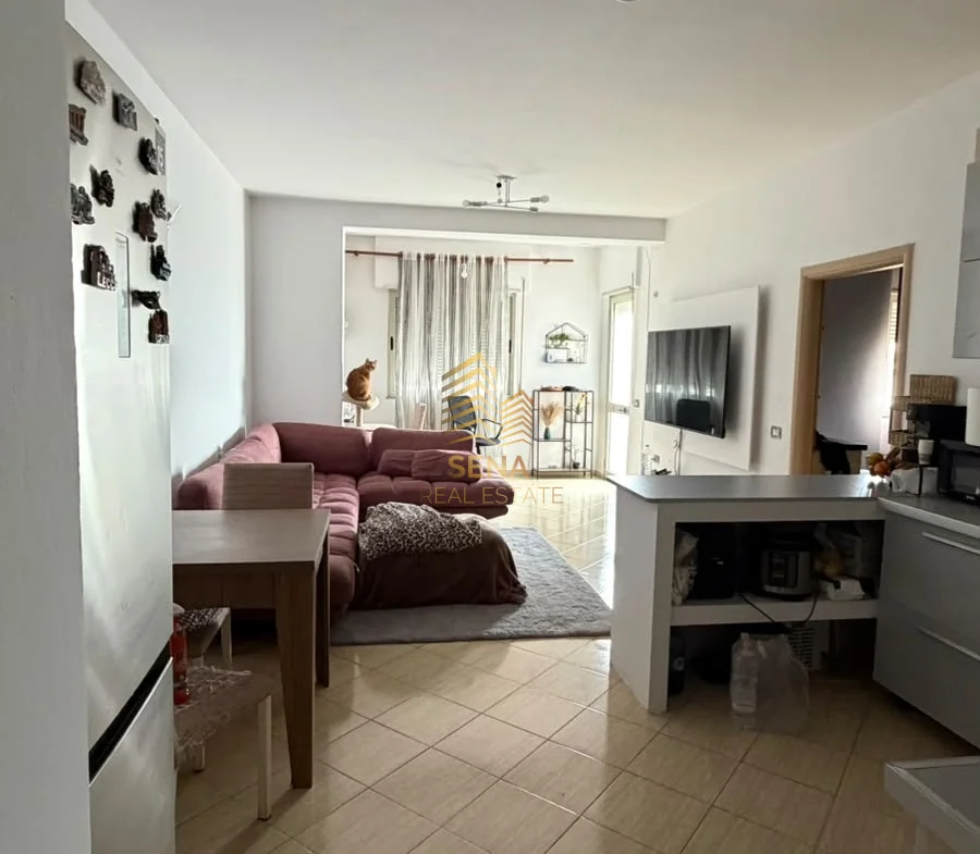 Tirane, jepet me qera apartament 1+1+Ballkon Kati 3, 65 m² 550 € (Komuna e Parisit)