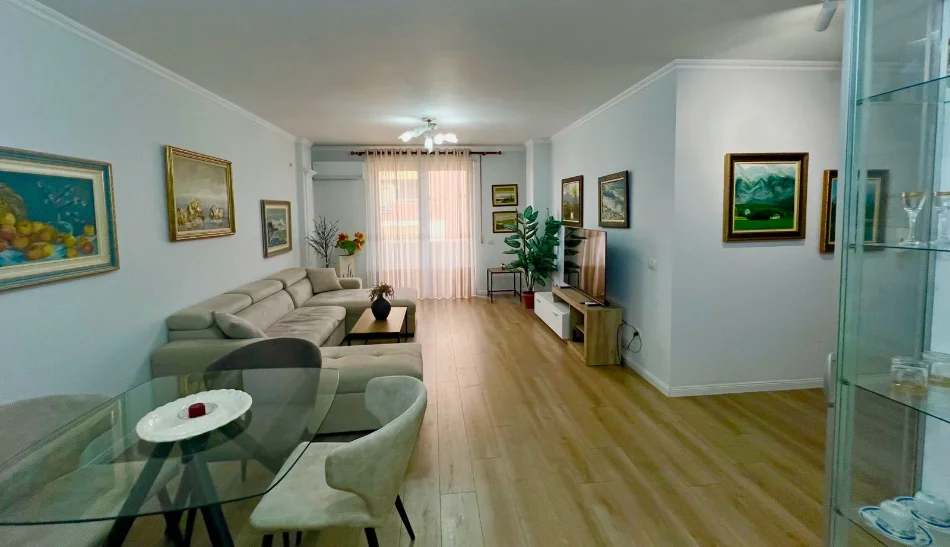 Tirane, jepet me qera apartament 1+1+Aneks+Ballkon Kati 6, 82 m² 720 € (piramida)