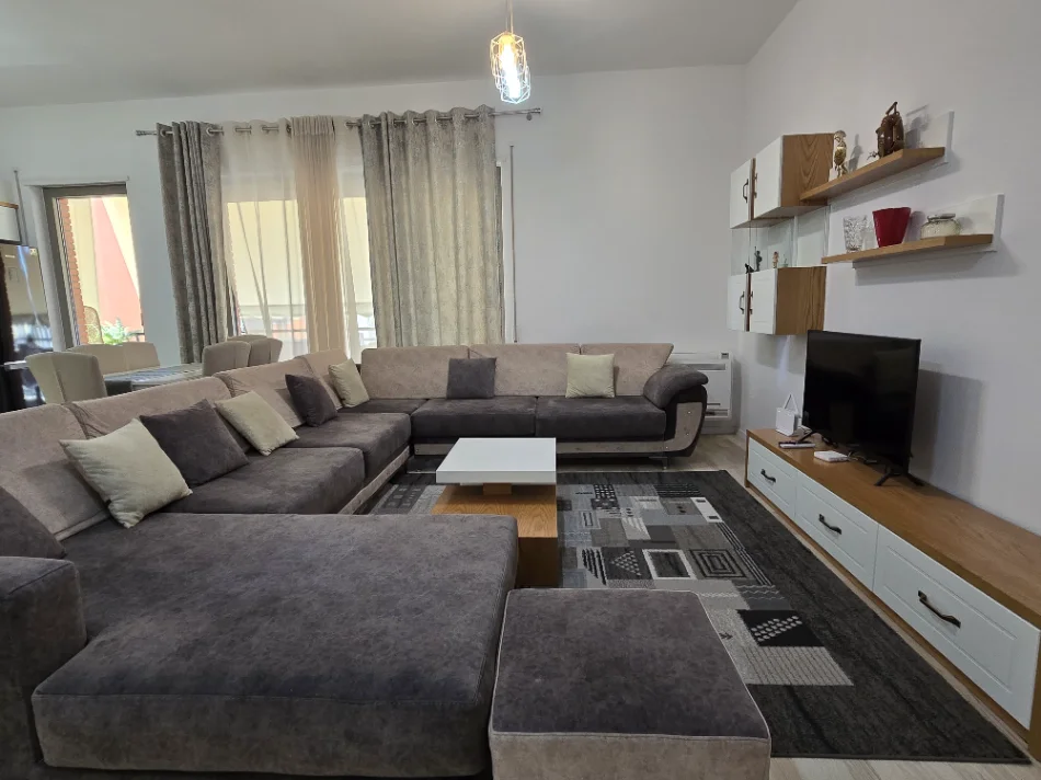Tirane, jepet me qera apartament 2+1+Aneks+Ballkon Kati 2, 700 € (rruga e elbasanit , ambasada amerikane)