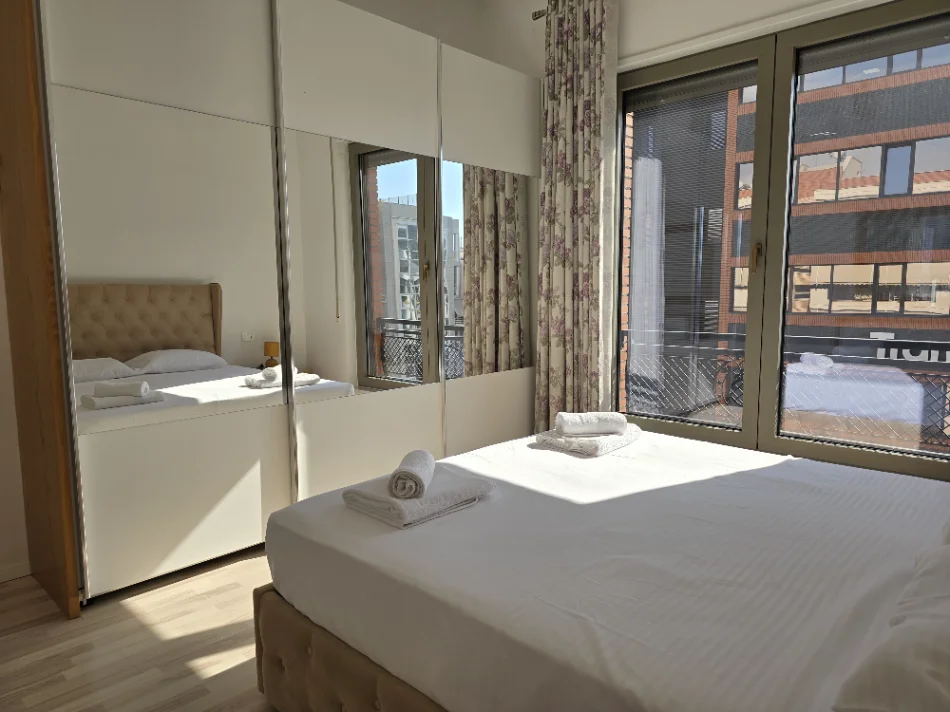Tirane, jepet me qera apartament 2+1+Aneks+Ballkon Kati 7, 1.200 € (square 21)