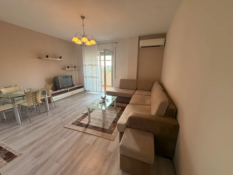 Tirane, jepet me qera apartament 1+1+Aneks+Ballkon , 64 m² 600 € (ish parku i autobusave , globe)