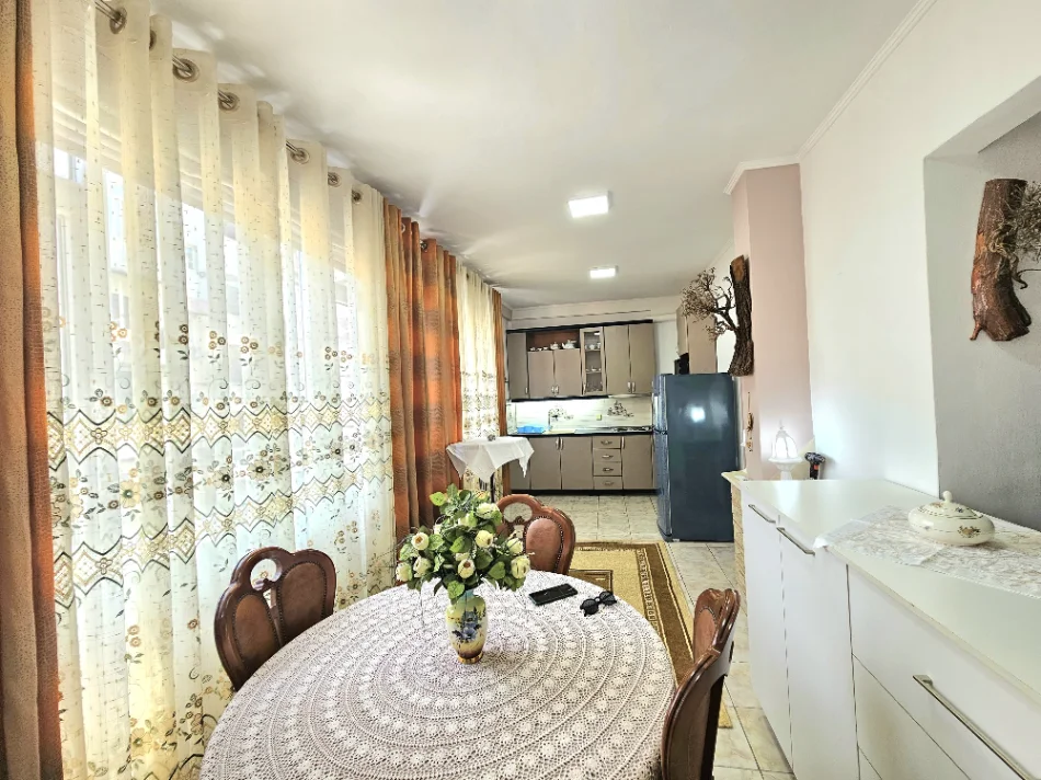 Tirane, jepet me qera apartament 1+1+Aneks+Ballkon Kati 2, 700 € (rruga e elbasanit)