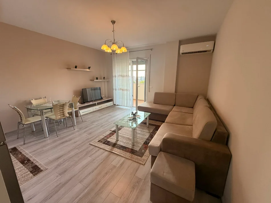 Tirane, jepet me qera apartament 1+1+Aneks+Ballkon , 64 m² 600 € (ish parku i autobusave)