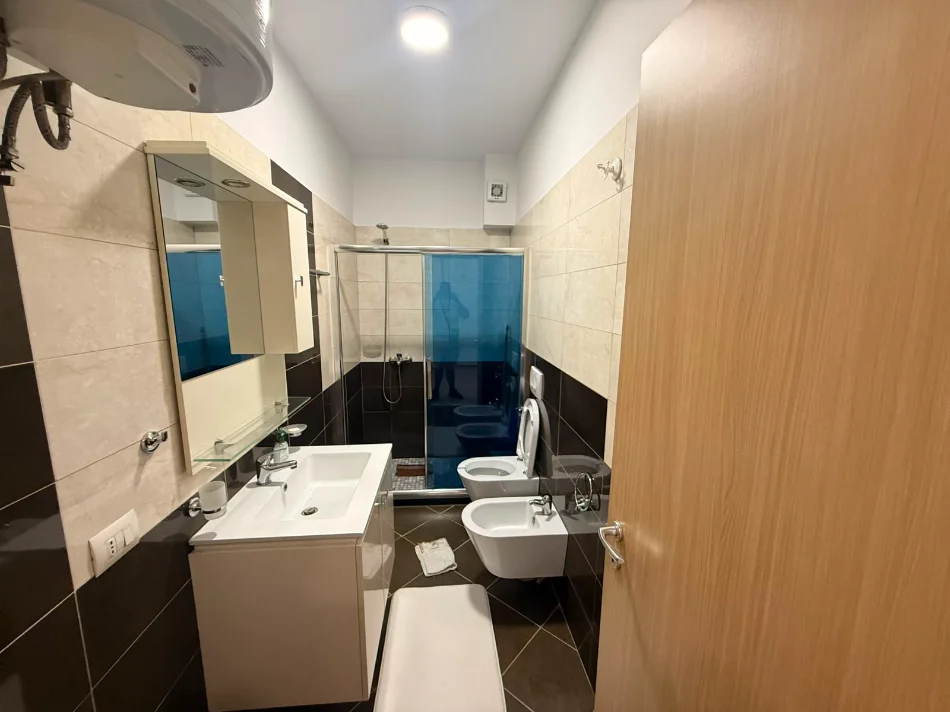 Tirane, jepet me qera apartament 1+1+Aneks+Ballkon , 64 m² 600 € (Rruga e Kavajes)