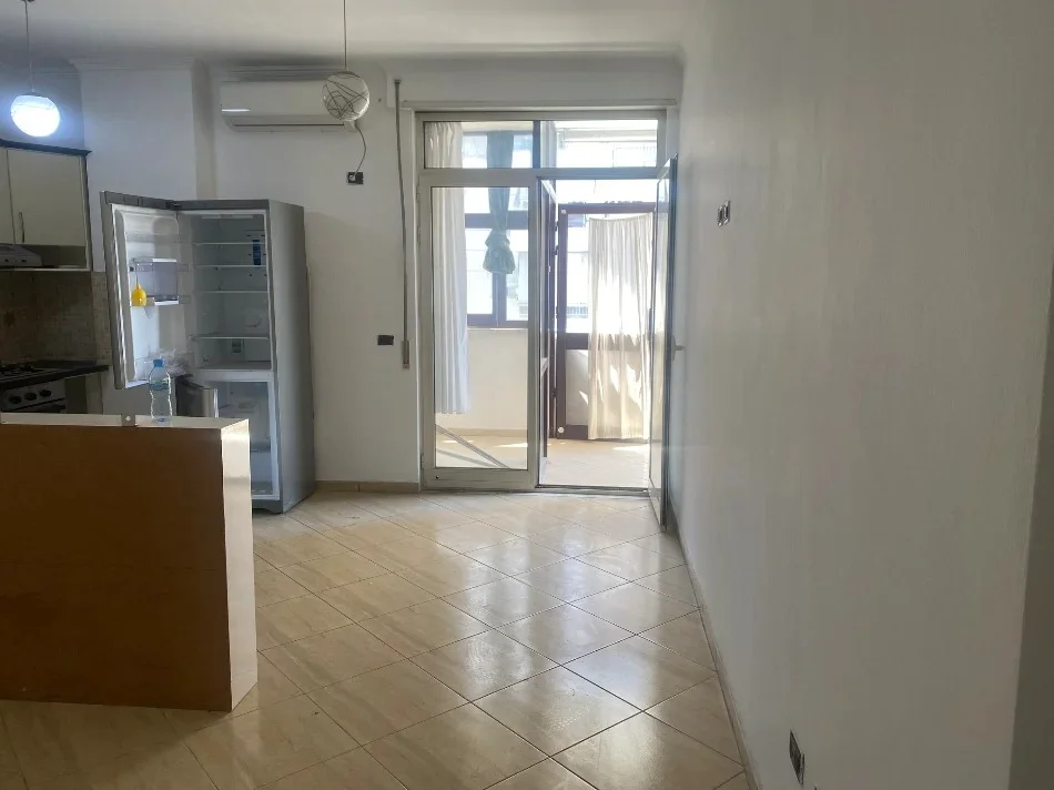 Tirane, jepet me qera ambjent biznesi Kati 3, 92 m² 600 € (Ministria e Jashtme , Brryli)
