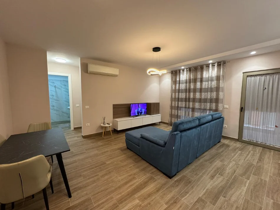 Tirane, jepet me qera apartament 1+1+Aneks+Ballkon , 900 € (kompleksi deliorgji)