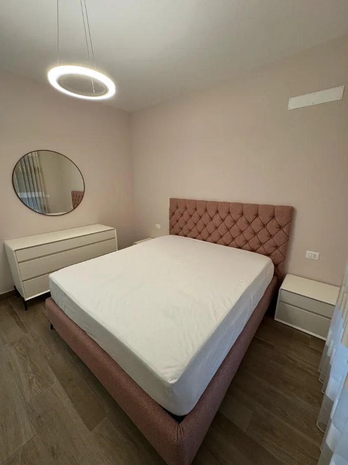 Tirane, jepet me qera apartament 1+1+Aneks+Ballkon , 900 € (Rruga e Kavajes)