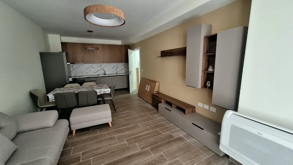 Tirane, jepet me qera apartament 2+1+Aneks+Ballkon Kati 2, 89 m² 550 € (rruga 5 maji)
