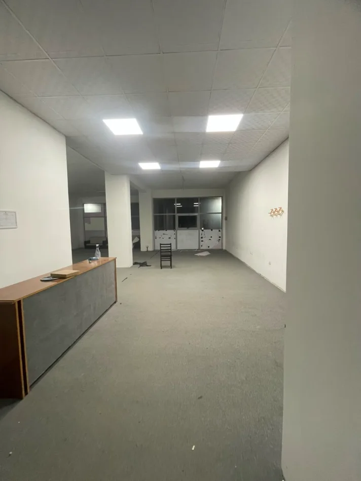 Tirane, shitet dyqan Kati 1, 146 m² 175.000 € (kamez , institut)