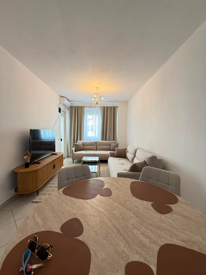 Tirane, jepet me qera apartament 2+1+Ballkon Kati 2, 90 m² 720 € (21 Dhjetori)