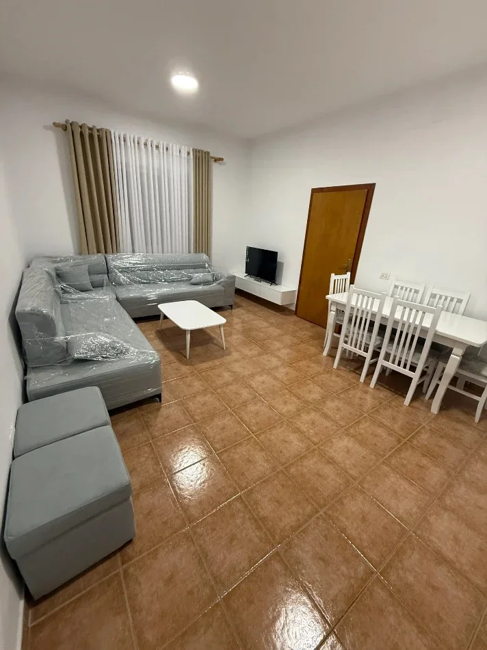 Tirane, jepet me qera apartament 1+1+Aneks+Ballkon Kati 1, 74 m² 500 € (rruga 5 maji)
