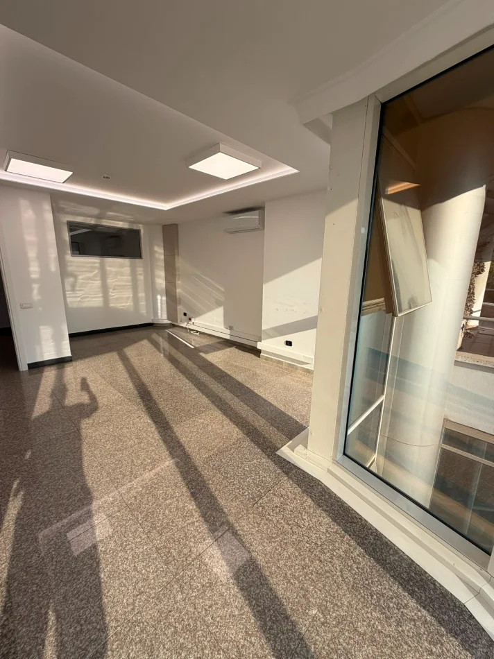 Tirane, jepet me qera aktivitet biznesi Kati 3, 102 m² 1.800 € (ish blloku)