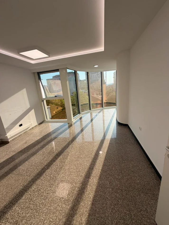 Tirane, jepet me qera zyre Kati 3, 102 m² 1.800 € (ish blloku)