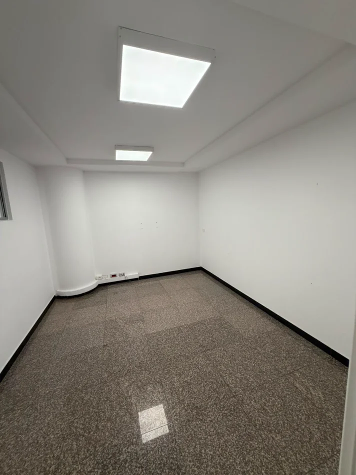 Tirane, jepet me qera dyqan Kati 3, 102 m² 1.800 € (ish blloku)