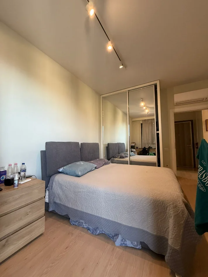Tirane, jepet me qera apartament 1+1+Aneks+Ballkon , 600 € (xhamlliku , oxhaku)