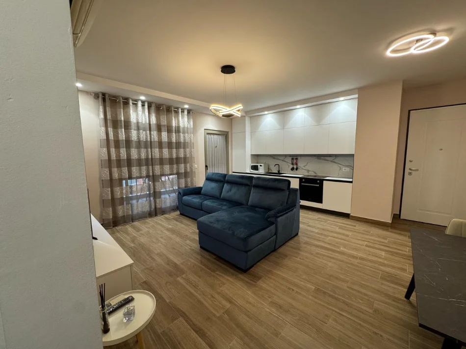 Tirane, jepet me qera apartament 1+1+Aneks+Ballkon , 900 € (rruga e kavajes)