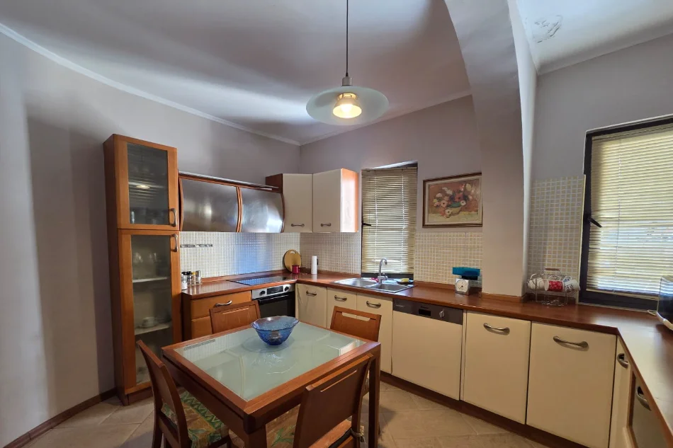 Tirane, jepet me qera apartament 1+1 Kati 5, 100 m² 600 € (Komuna e Parisit)