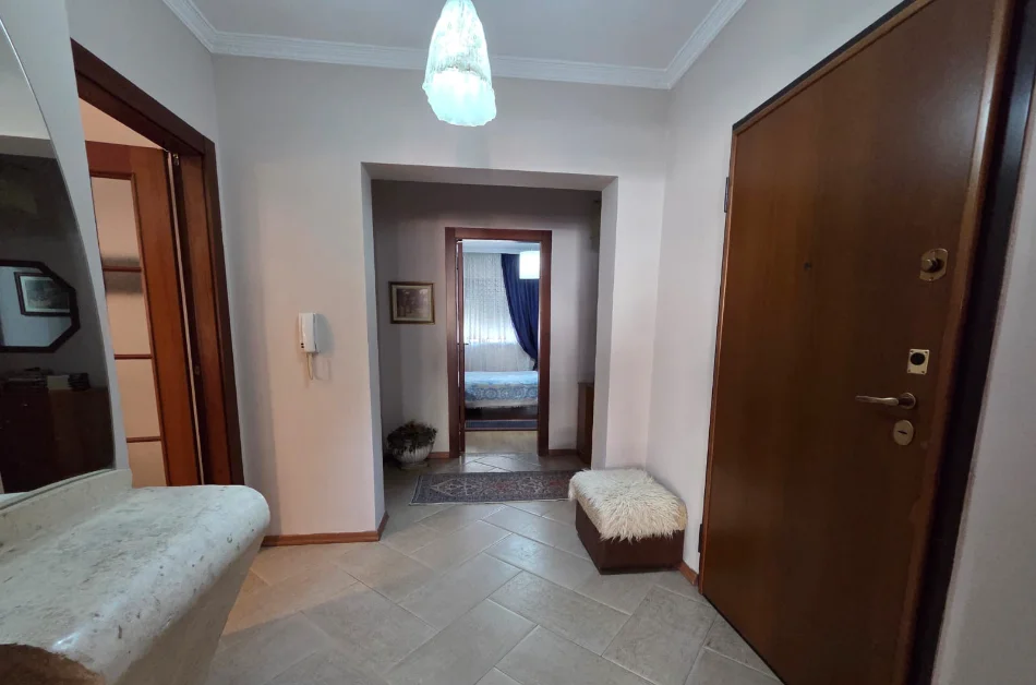 Tirane, jepet me qera apartament 1+1 Kati 5, 100 m² 600 € (Komuna e Parisit)