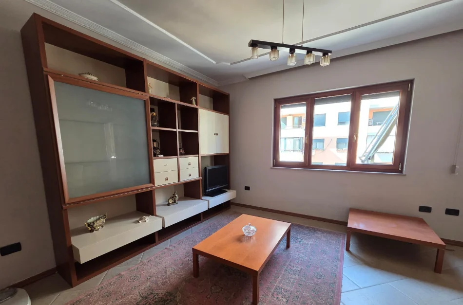 Tirane, jepet me qera apartament 1+1 Kati 5, 100 m² 600 € (Komuna e Parisit)