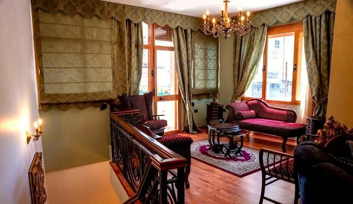 Tirane, shitet Vile Vile 2 Katshe , 217 m² 500.000 € (Rruga e Kavajes)