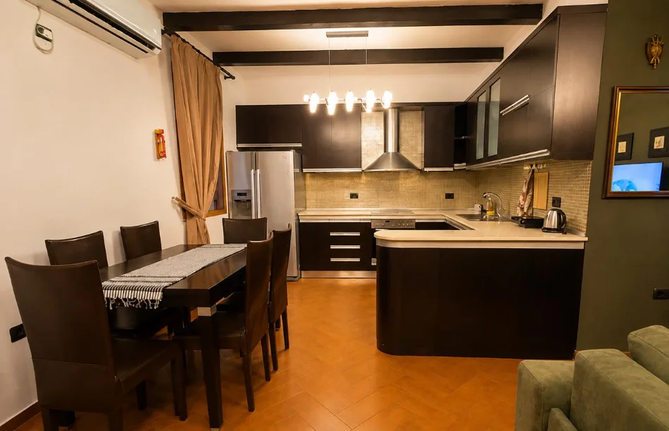 Tirane, jepet me qera apartament Vile 2 Katshe Kati 2, 217 m² 1.200 € (Rruga e Kavajes)