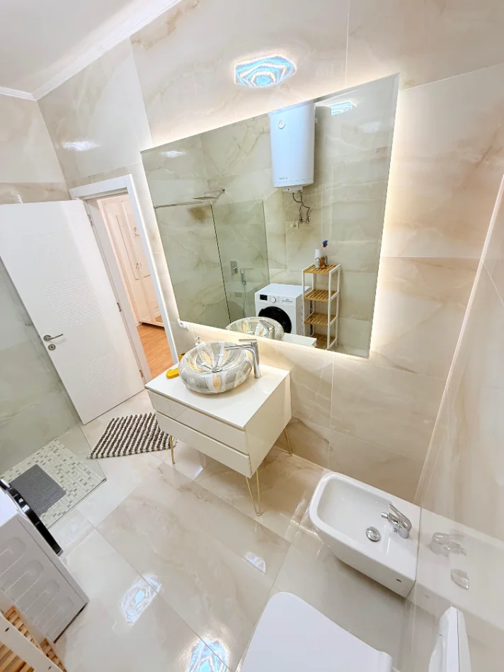 Tirane, jepet me qera apartament 2+1+Ballkon Kati 3, 90 m² 1.200 € (Rruga e Kosovareve)