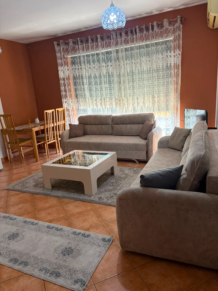 Tirane, jepet me qera apartament 1+1 Kati 5, 65 m² 400 € (Fresk, perballe market Ana)