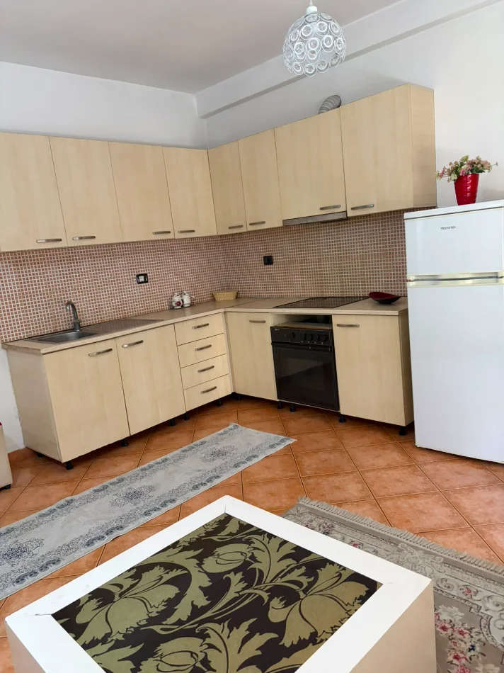 Tirane, jepet me qera apartament 1+1 Kati 5, 65 m² 400 € (Fresk, perballe market Ana)