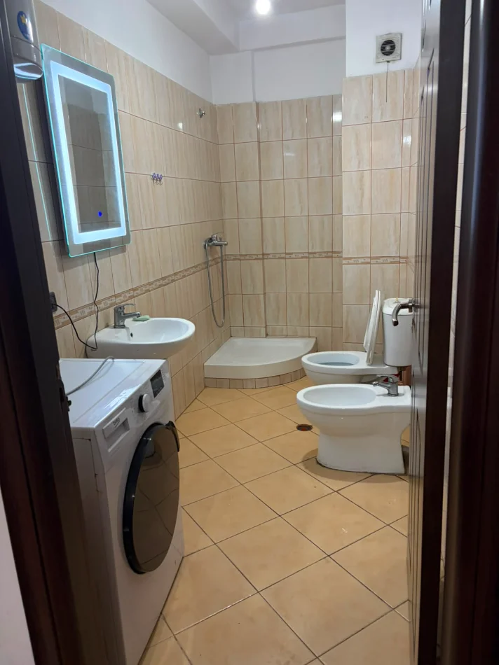 Tirane, jepet me qera apartament 1+1 Kati 5, 65 m² 400 € (Fresk, perballe market Ana)