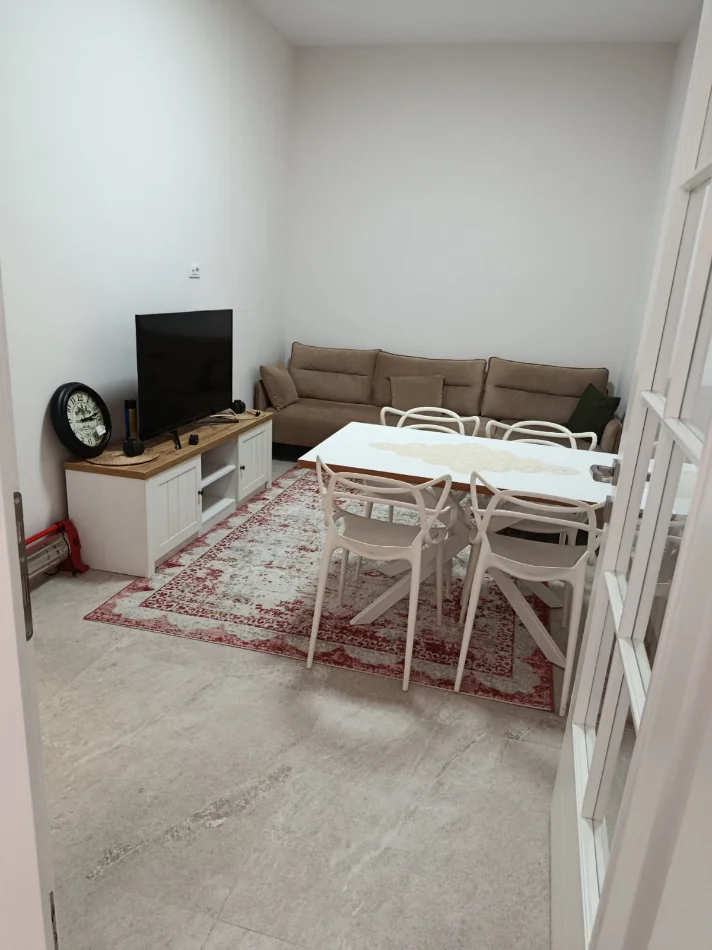 Tirane, jepet me qera apartament 1+1 Kati 1, 75 m² 550 € (Vasil Shanto, shkolla Besnik Sykja)