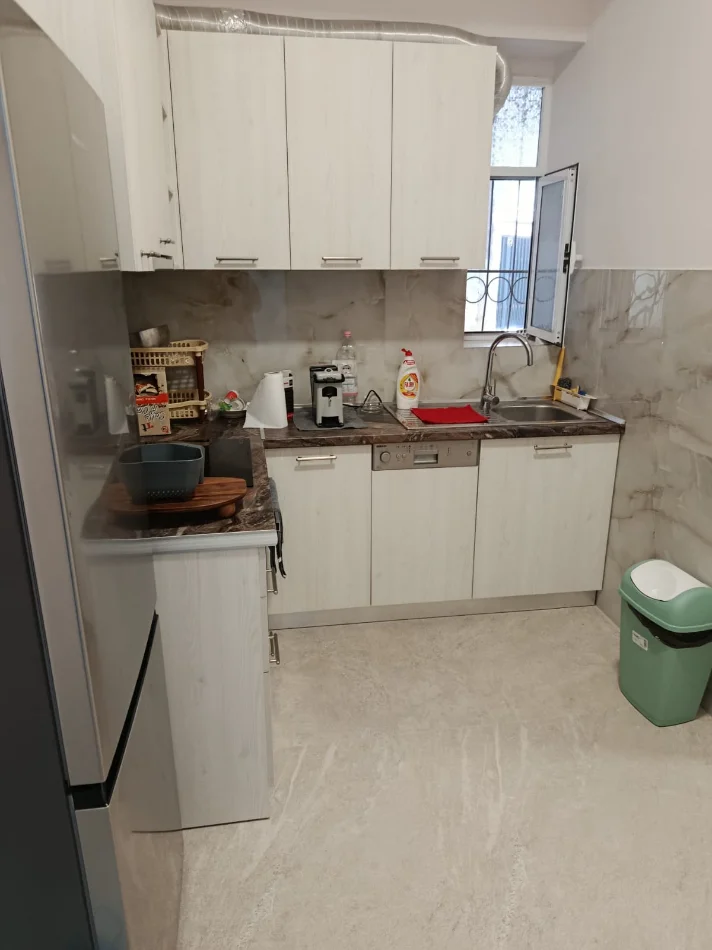 Tirane, jepet me qera apartament 1+1 Kati 1, 75 m² 550 € (Vasil Shanto, shkolla Besnik Sykja)