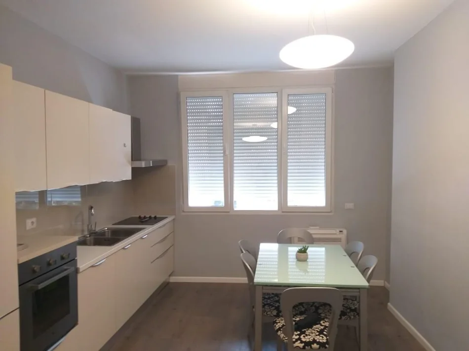 Tirane, jepet me qera apartament 1+1 Kati 3, 79 m² 900 € (Bllok, Bar Tribeca)